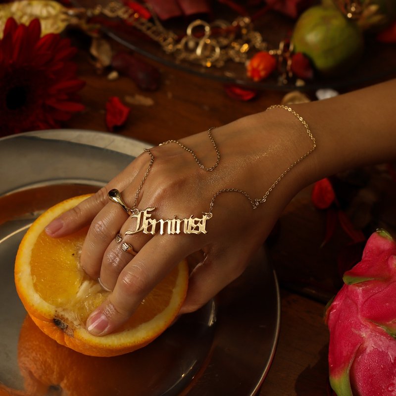 Feminist Typo Necklace - 项链 - 铜/黄铜 金色