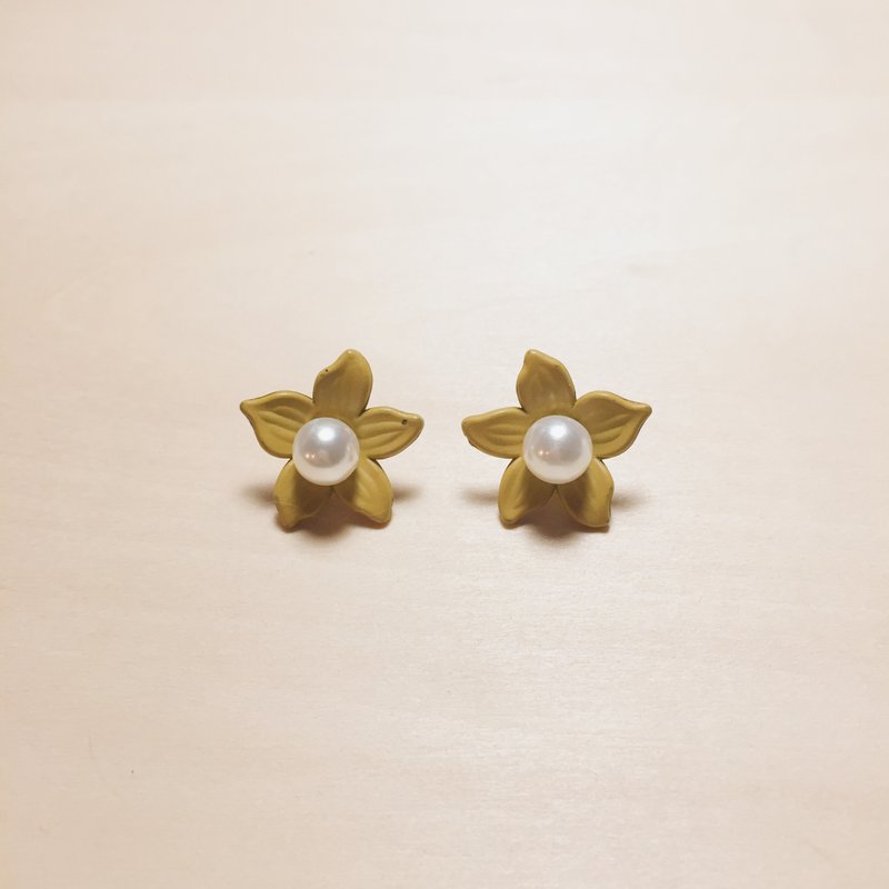 复古姜黄珍珠花花可拆式耳环 - 耳环/耳夹 - 树脂 黄色