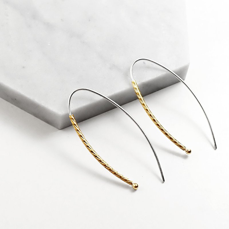 极简 | 优雅微笑圆弧黄铜刻花弯管925纯银线耳针耳环 - 耳环/耳夹 - 铜/黄铜 金色
