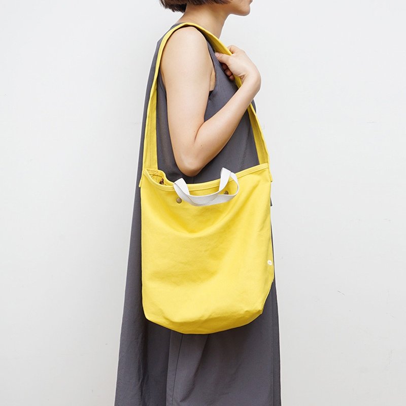 MOGU/帆布肩背包/柠檬黄/Michel - 侧背包/斜挎包 - 棉．麻 黄色