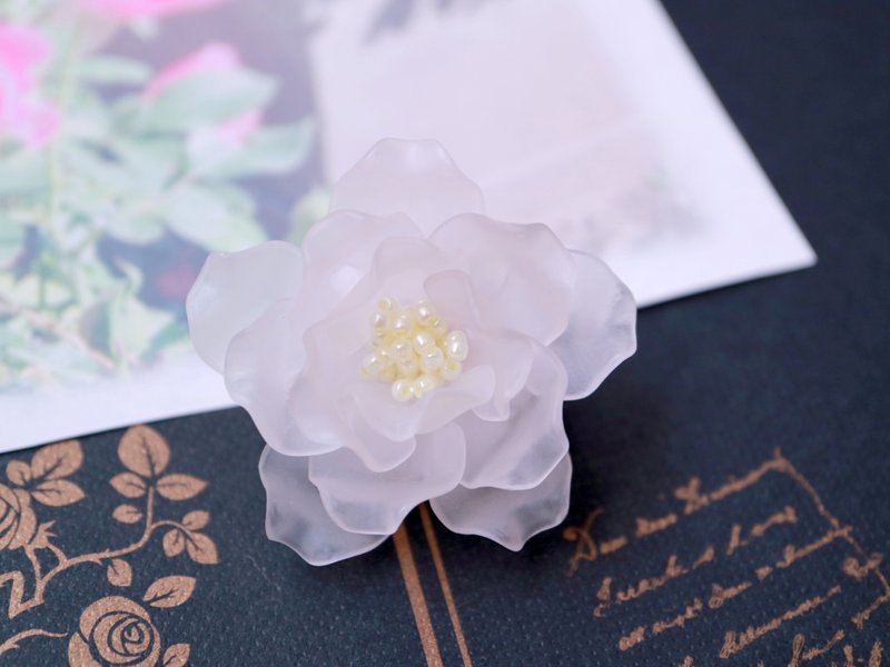 白玫瑰胸针 轻盈亚克力别针 阿尔巴玫瑰 手工胸花 - 胸针 - 塑料 白色