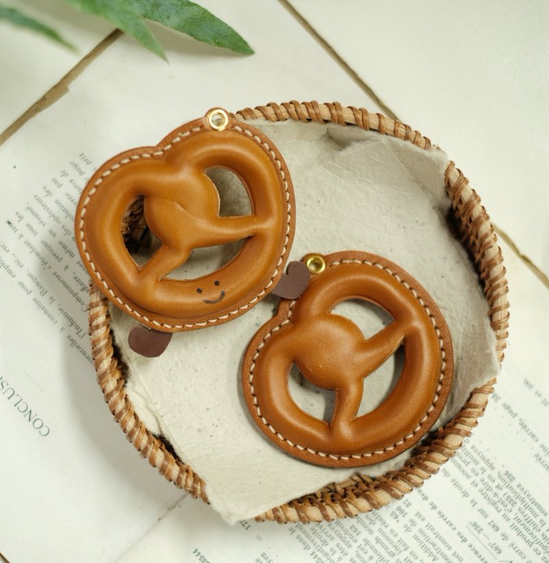 【碱水结】手作真皮包包挂饰钥匙扣挂件 仿真面包挂饰创意礼物 - 钥匙链/钥匙包 - 真皮 咖啡色