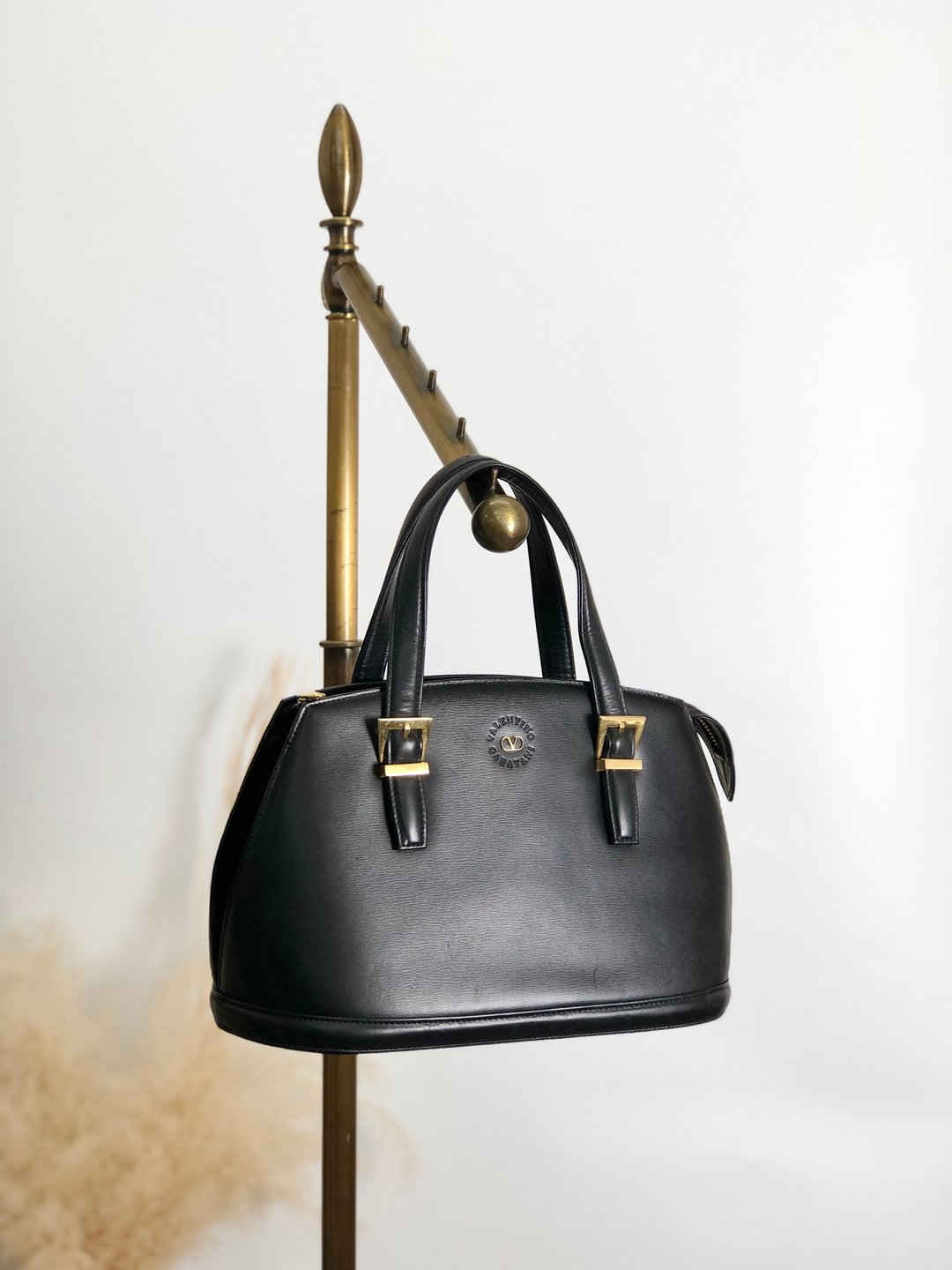 【VintageShop solo 日本直送中古包专卖店】VALENTINO GARAVANI 经典手提包 雾黑 Logo 压印 顶级皮革 复古逸品 - 手提包/手提袋 - 真皮 黑色