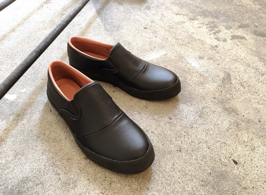 A5经典懒人鞋款slip-on - 设计款加硫鞋,纯色百搭,洞洞鞋 - 女款休闲鞋 - 真皮 黑色