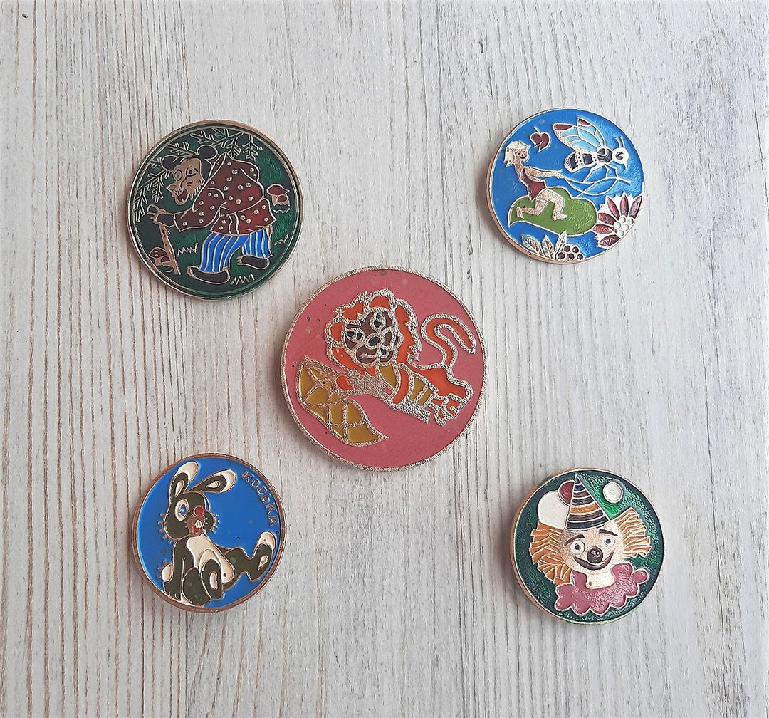 Russian kids pin badges vintage - Soviet cartoon heroes pin badge five pieces - 徽章/别针 - 铝合金 