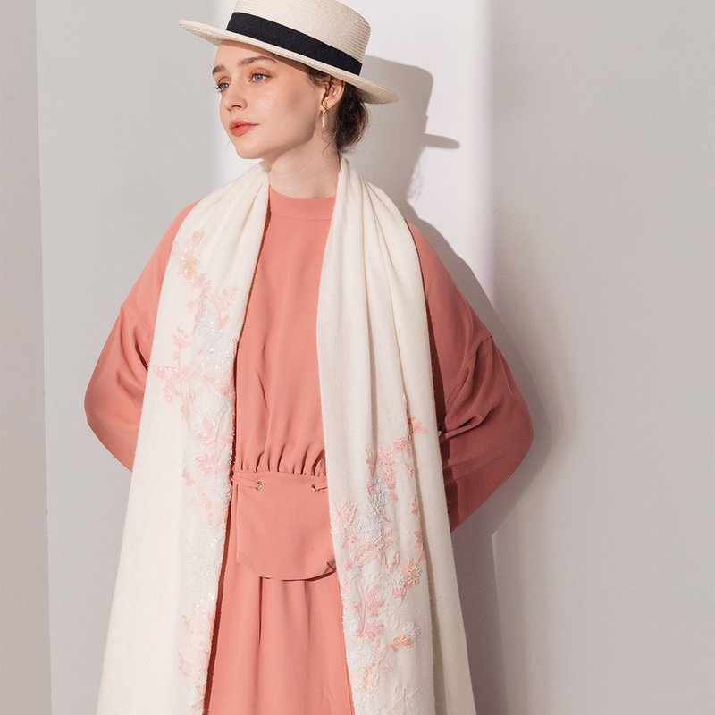 【轻奢】Gaea高级手工订珠刺绣纯羊绒Cashmere围巾-奶油白 - 围巾/披肩 - 其他材质 粉红色