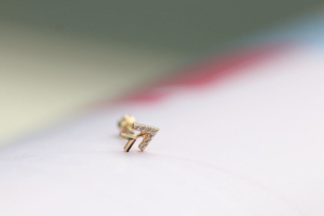 14K Arrow CZ Piercing 箭头钻耳环 (单个) - 耳环/耳夹 - 贵金属 金色