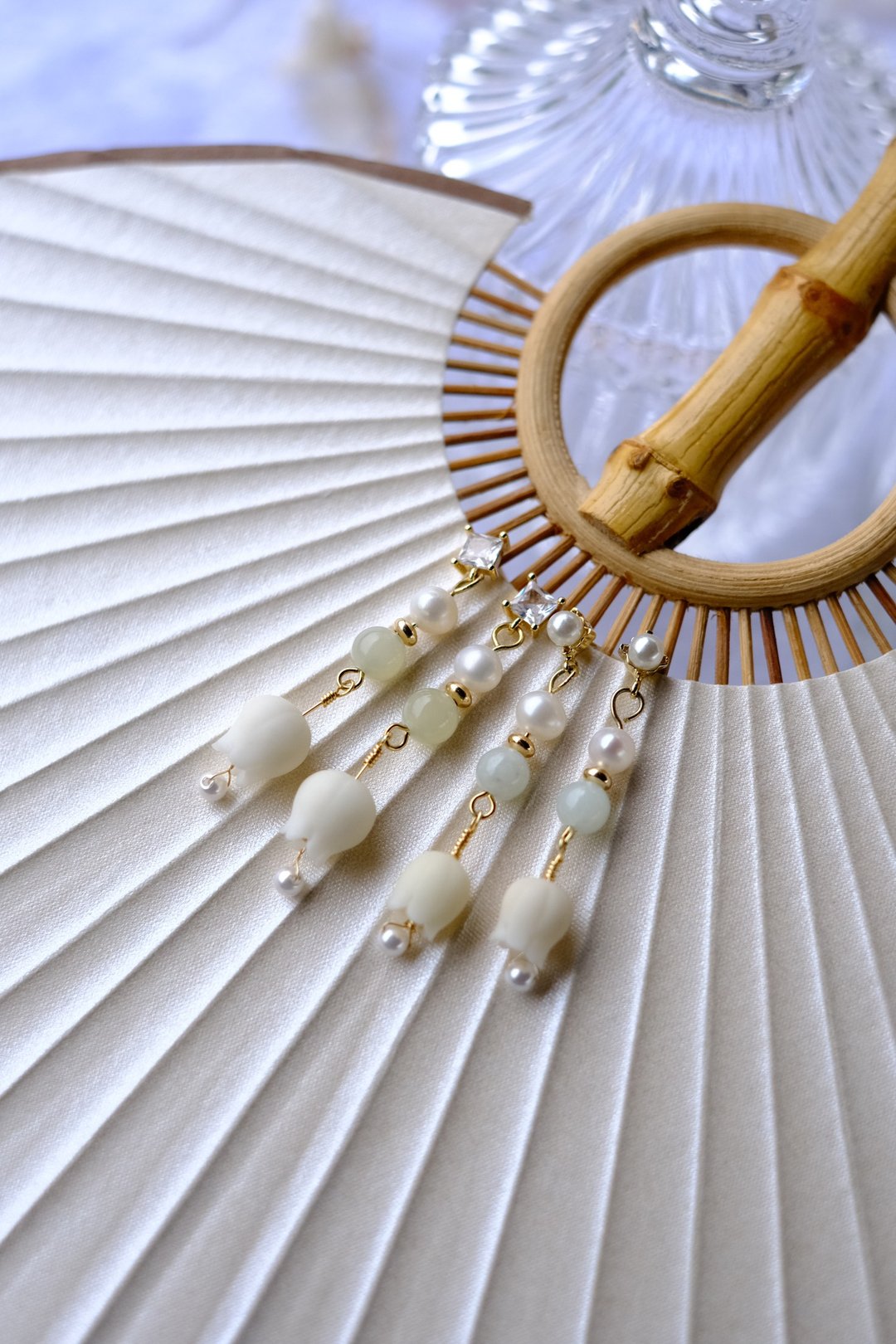 古典饰品/手作黏土铃兰花 耳环一对  可选翡翠或和田玉 搭配珍珠 - 耳环/耳夹 - 粘土 白色