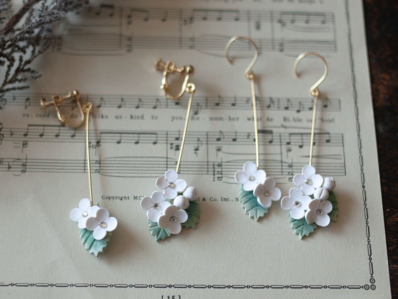 Swaying hydrangea earrings / earrings / white - 耳环/耳夹 - 粘土 白色