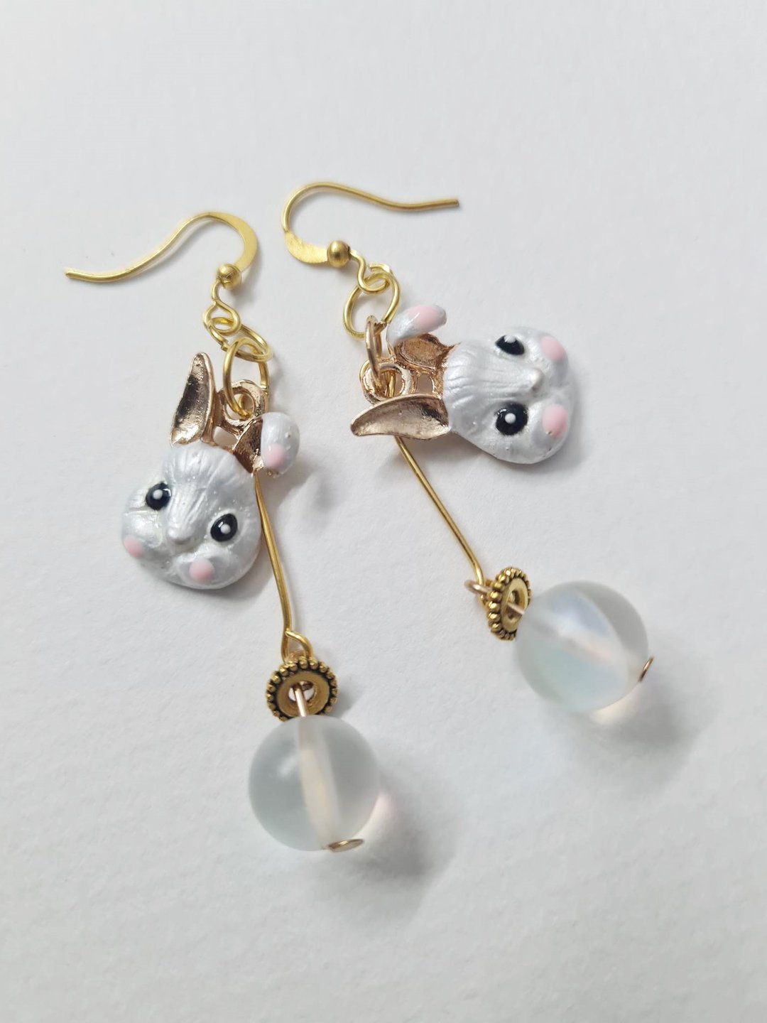 Aura Stone Lucky Stone Hook Earring - 耳环/耳夹 - 石头 白色