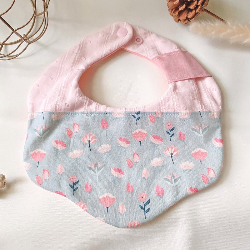 拼接粉嫩小花口水巾 朵朵围兜 奶嘴夹用 拼接款 handmade - 围嘴/口水巾 - 棉．麻 粉红色