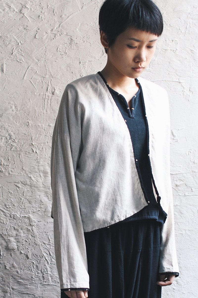 Omake滚边缝线刺绣短板外套(白) - 女装休闲/机能外套 - 棉．麻 白色