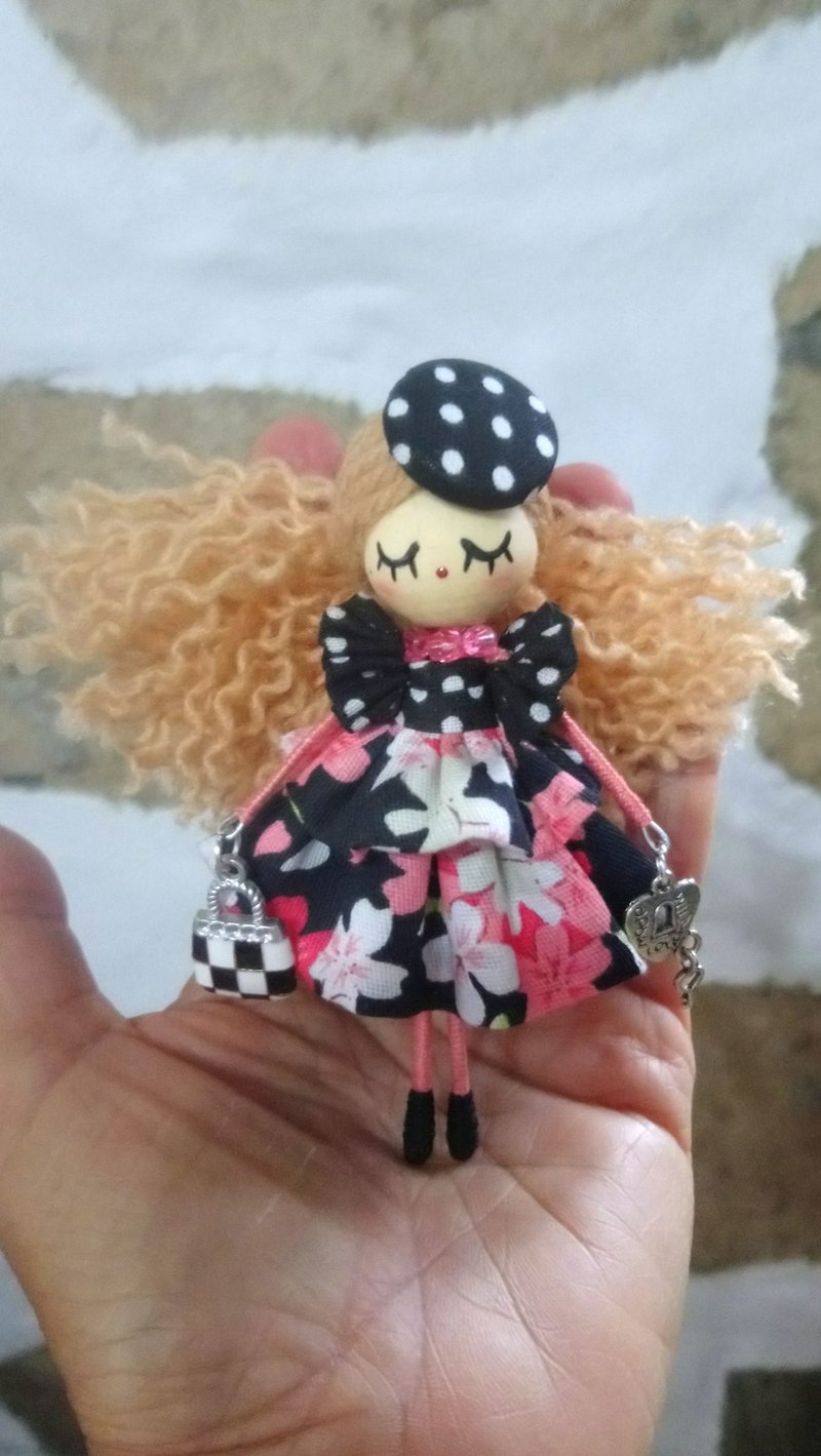 Brooch doll - 胸针 - 木头 粉红色