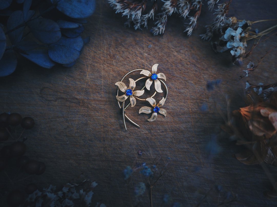 Van Dell 蓝蕊压纹宝石花胸针－美国古董首饰 Vintage Jewelry - 胸针 - 其他金属 