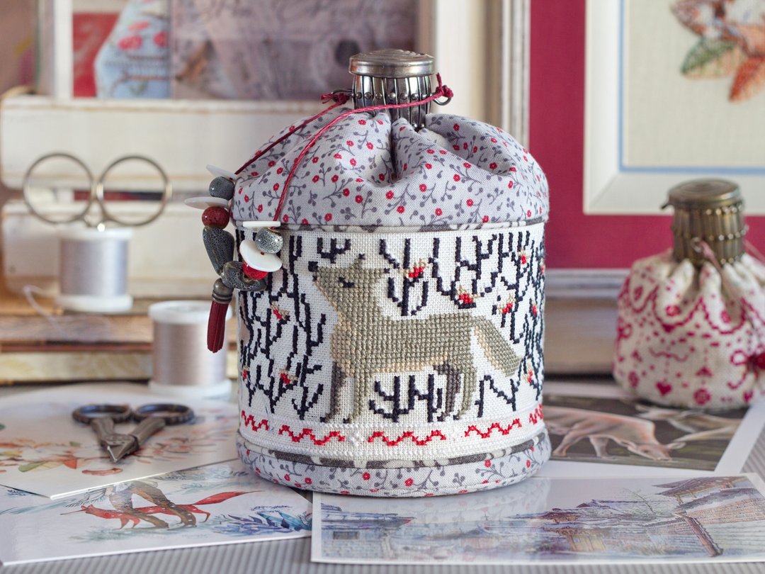 Handmade Round box, pouch, purse with cross stitched Wolf - 其他 - 环保材料 灰色