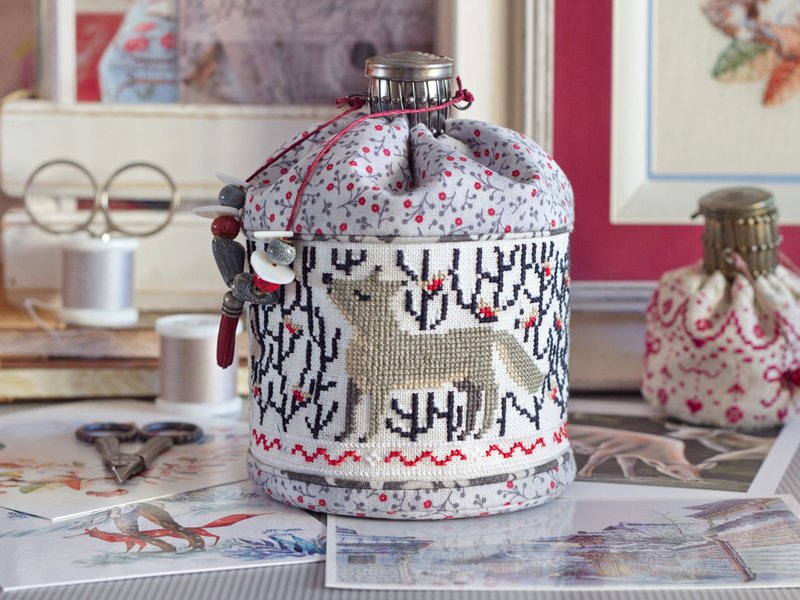 Handmade Round box, pouch, purse with cross stitched Wolf - 其他 - 环保材料 灰色