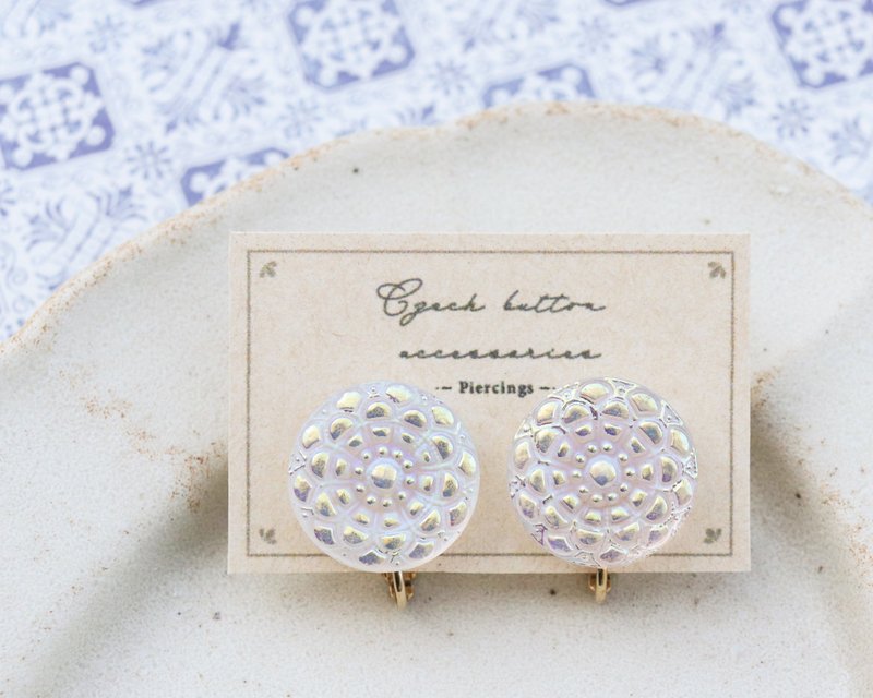 披着光的小花蕾丝 | 捷克玻璃钮扣耳环 (耳针 / 夹式 | 18mm) - 耳环/耳夹 - 玻璃 白色