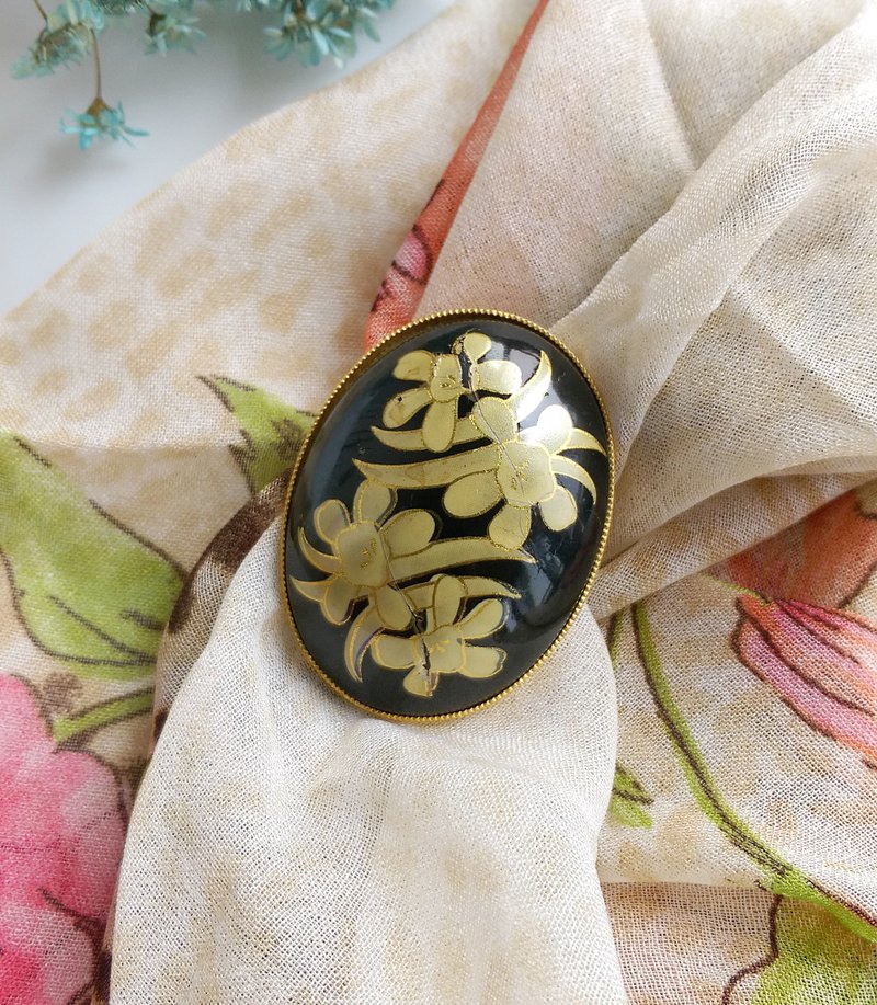 【西洋古董饰品】黑底 椭圆 描绘花卉 围巾夹 丝巾扣 丝巾夹 - 其他 - 其他金属 金色
