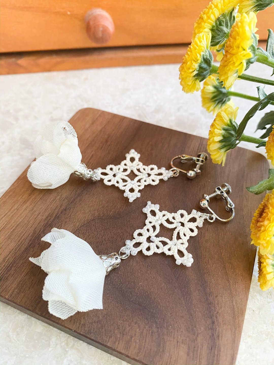 米白梭织小裙子耳环  Tatting earrings 耳针 耳鈎 耳环 梭织 礼 - 耳环/耳夹 - 棉 白色