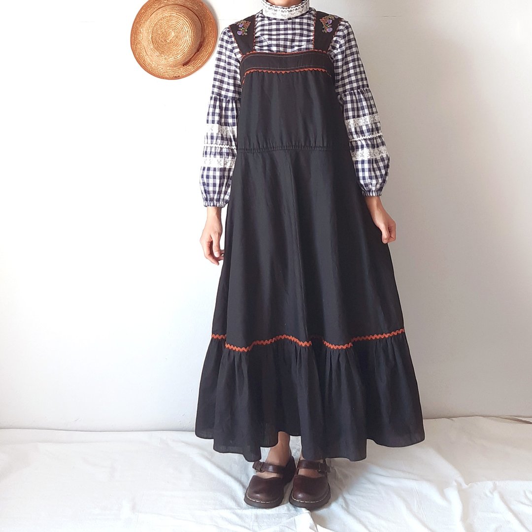 BajuTua /古着/ 70's young Edwardian 暗黑刺绣伞摆背心裙 - 洋装/连衣裙 - 棉．麻 黑色
