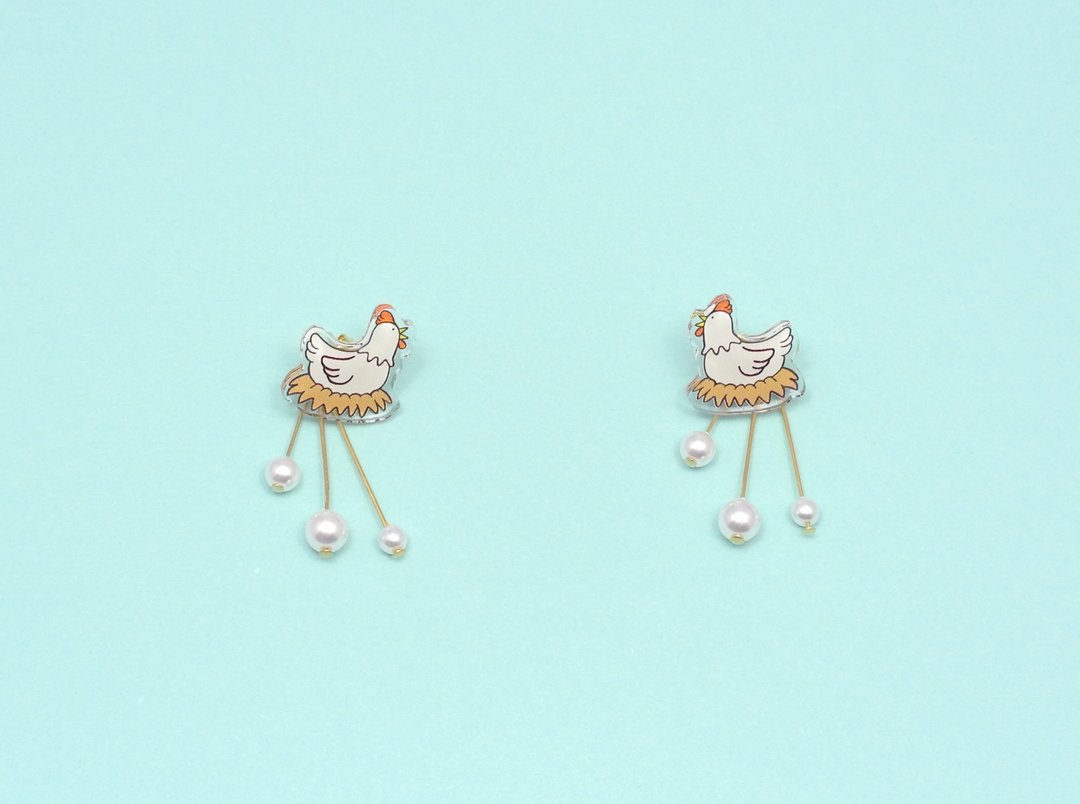 Chicken laying eggs earrings - 耳环/耳夹 - 压克力 多色