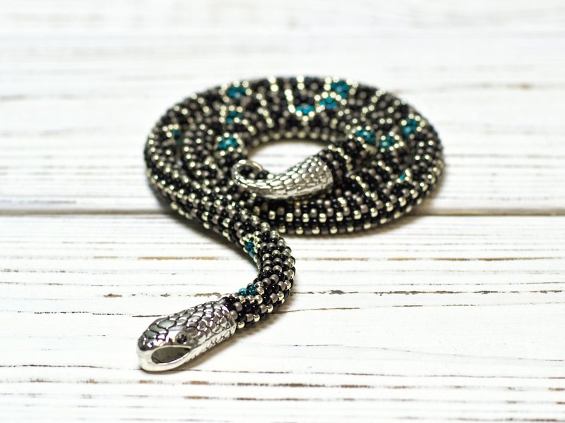 Serpent necklace, Snake necklace beaded, Ouroboros jewelry, Gray snake choker - 项链 - 玻璃 灰色