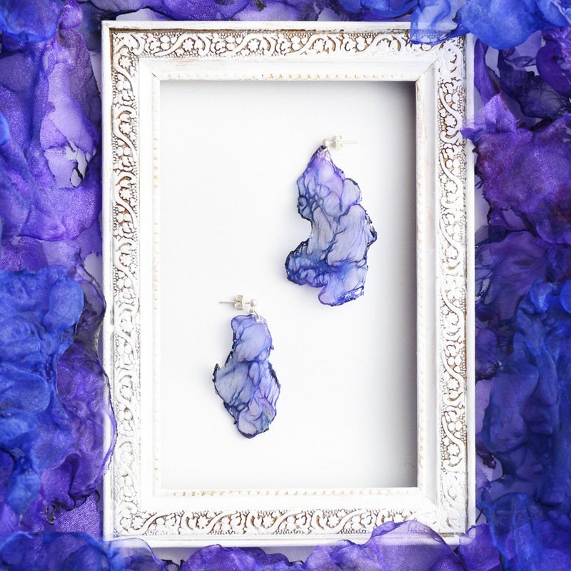 Blue flame organdy swaying blue earrings - 耳环/耳夹 - 其他人造纤维 蓝色