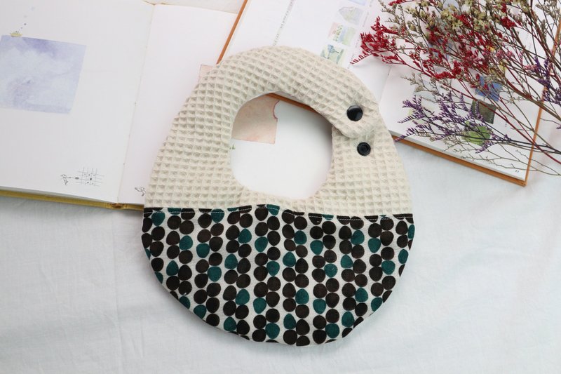 Hello baby系列。八重纱口水巾│围兜:::日式串丸子 - 围嘴/口水巾 - 其他材质 黑色