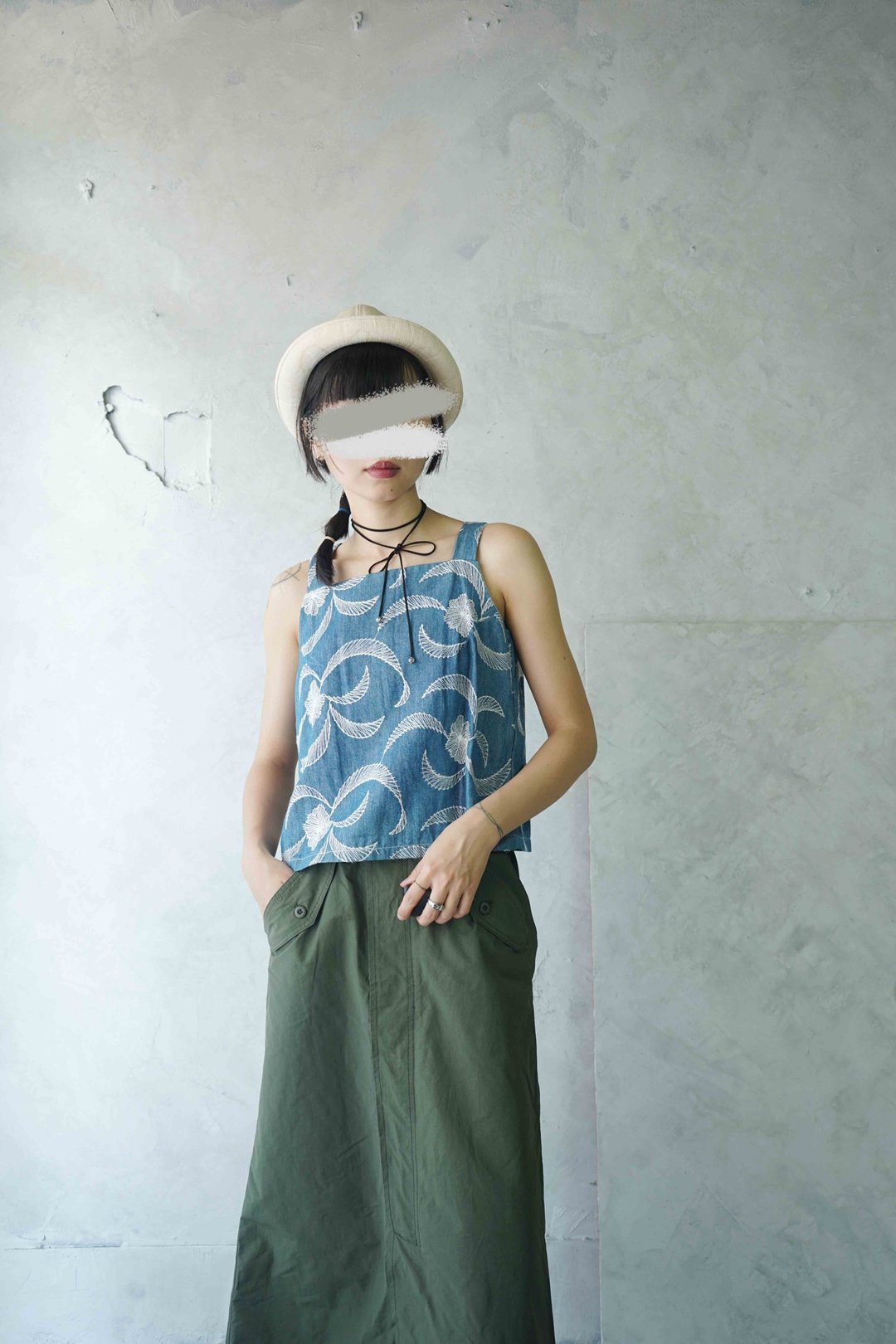 设计手作-牛仔蓝刺绣花卉粗肩带夏季背心 - 女装背心 - 棉 蓝色