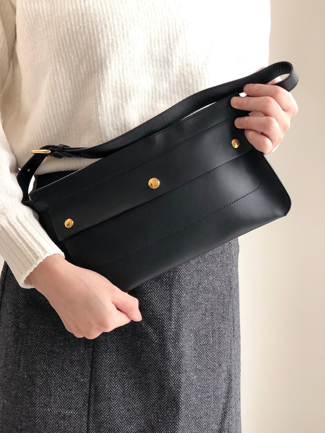 【 日本直送 名牌中古包 】BURBERRY 缇花腰包 黑色 皮革 vintage 古董 5y6wh2 - 侧背包/斜挎包 - 真皮 黑色