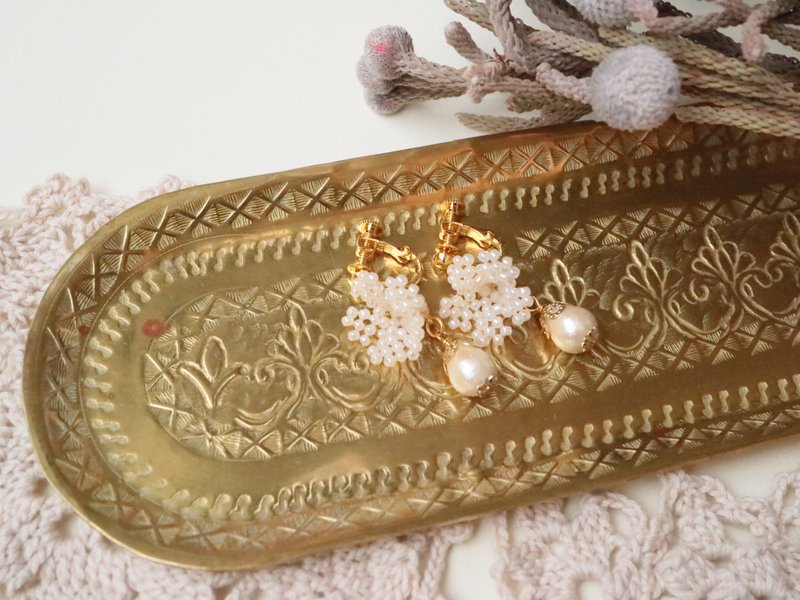 Fairy hat and cotton pearl Clip-On cream delicate lace neat and cute flower lover flower white cherry grass cherry blossom cherry drop dew drop artificial pearl bell flower - 耳环/耳夹 - 玻璃 黄色