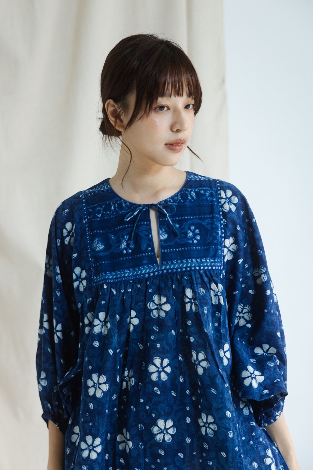 蓝染图腾花澎袖上衣 - 女装上衣 - 棉 蓝色