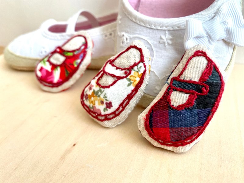 爱自由的绣花鞋胸针 - 徽章/别针 - 棉．麻 多色