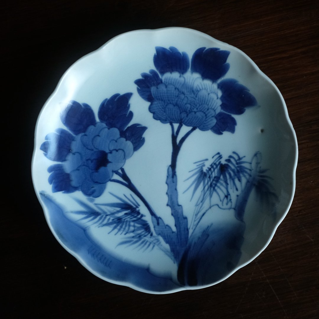 Pinkoi 代购 - 让人想用来盛放火锅食材的器皿◆绘有硕大芍药、岩石与竹。伊万里染付大皿 古董・antiques 江户末期 个体 B - 浅碟/小碟子 - 陶 蓝色