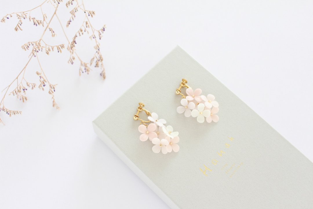 Small flower bouquet earrings pink - 耳环/耳夹 - 粘土 粉红色