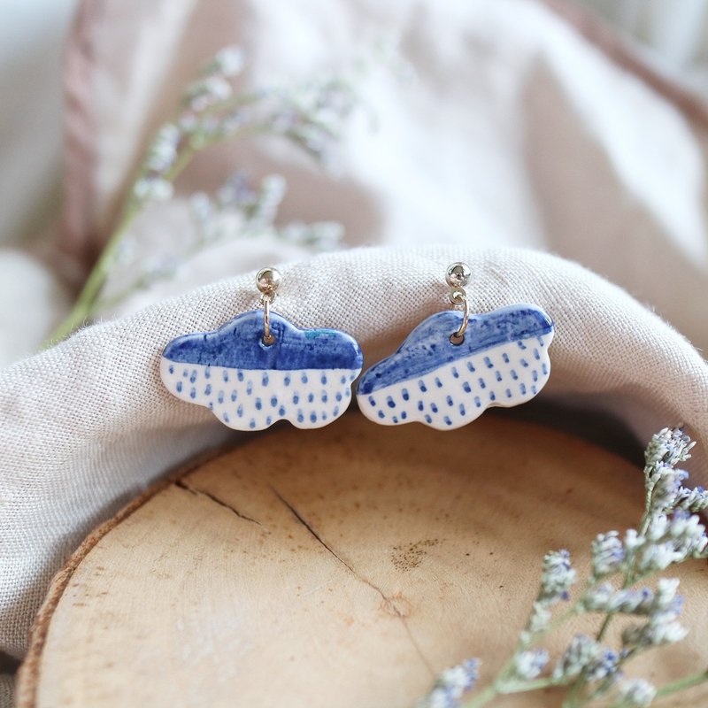 Raindrop earring - 耳环/耳夹 - 陶 卡其色