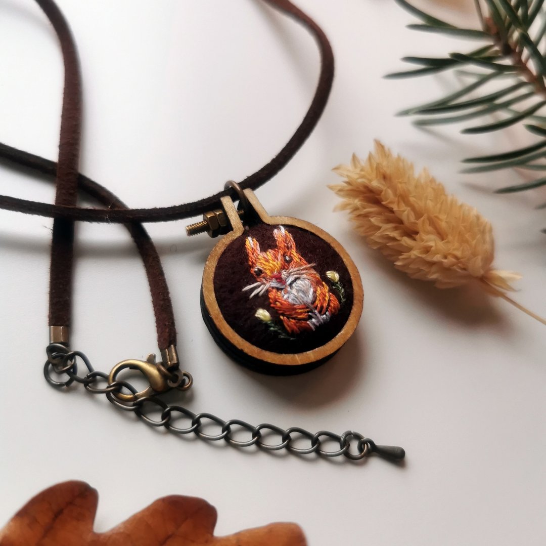 Squirrel hand-embroidered necklace, Squirrel pendant, Wooden hoop, Forest art - 项链 - 木头 多色