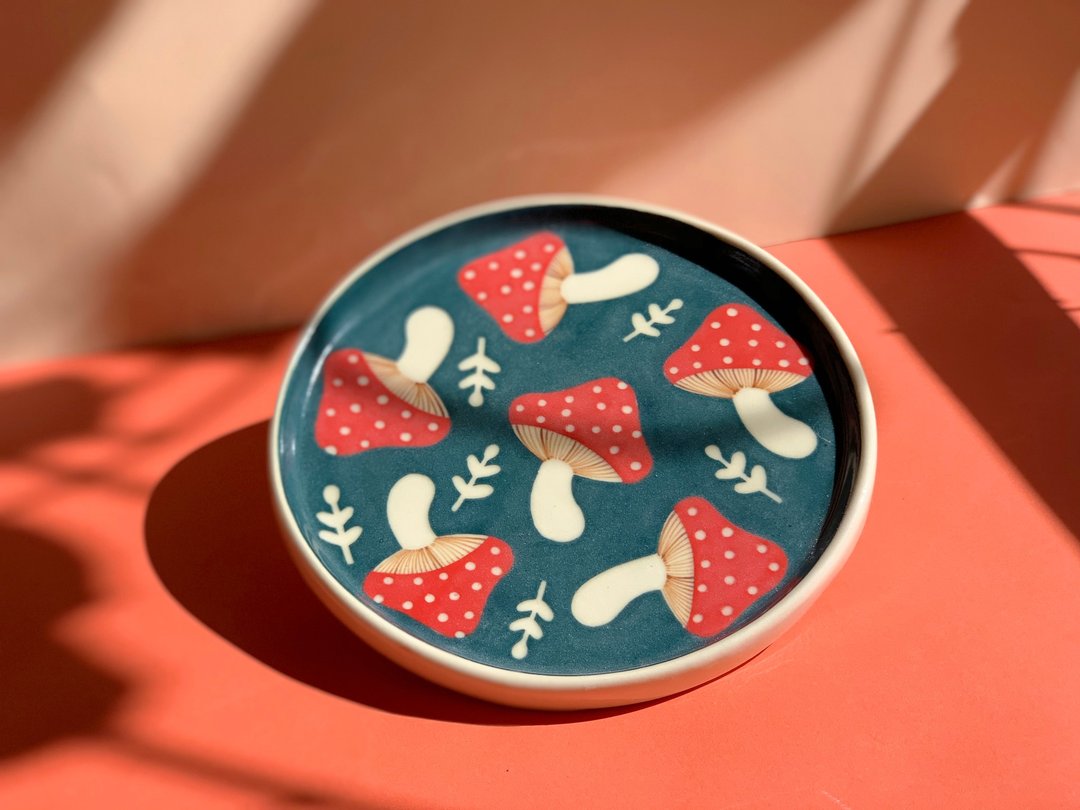 A Red Mushroom Plate (L)  l ceramics l May&Clay Ceramics Studio - 盘子/餐盘/盘架 - 陶 绿色