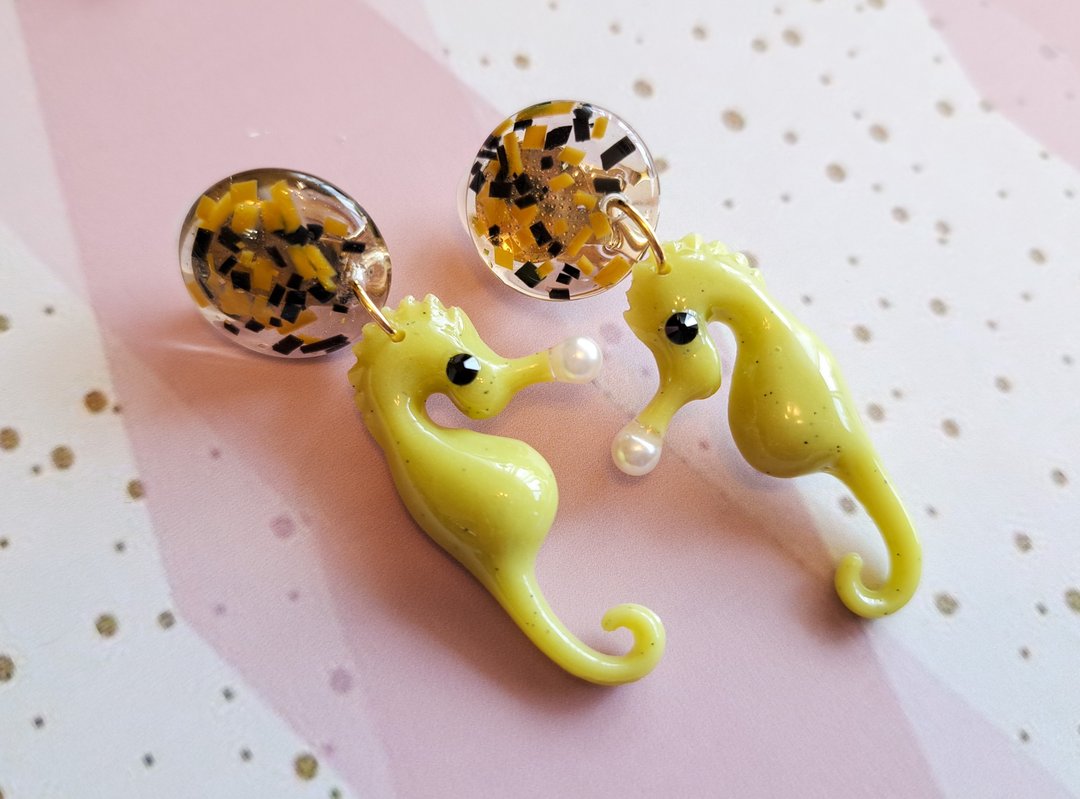 Bubbly seahorse earrings [Pistachio yellow] Seahorse Clip-On - 耳环/耳夹 - 树脂 黄色