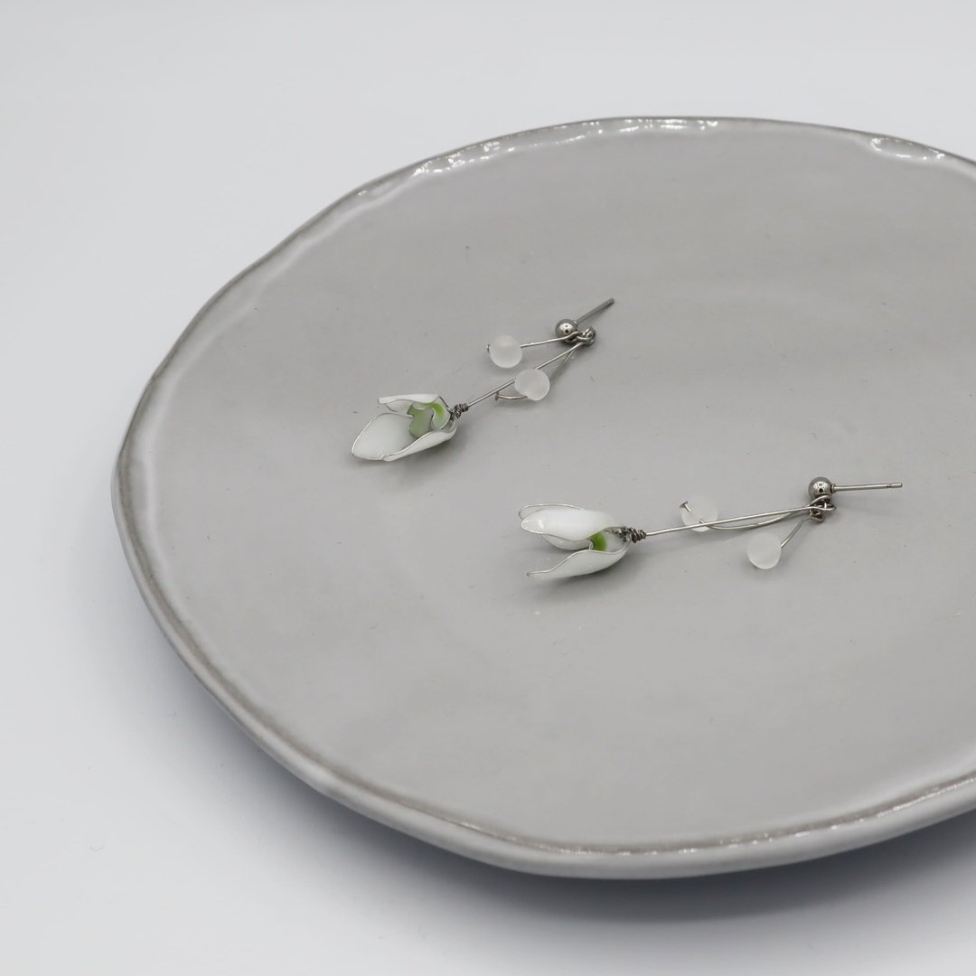 snowdrop earrings - 耳环/耳夹 - 树脂 白色