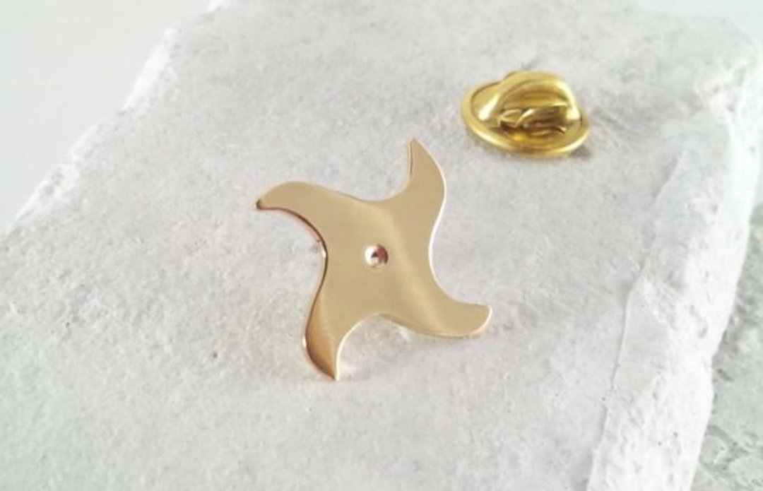 Shuriken Swastika Brass Pin Badge 1 - 胸针 - 其他金属 