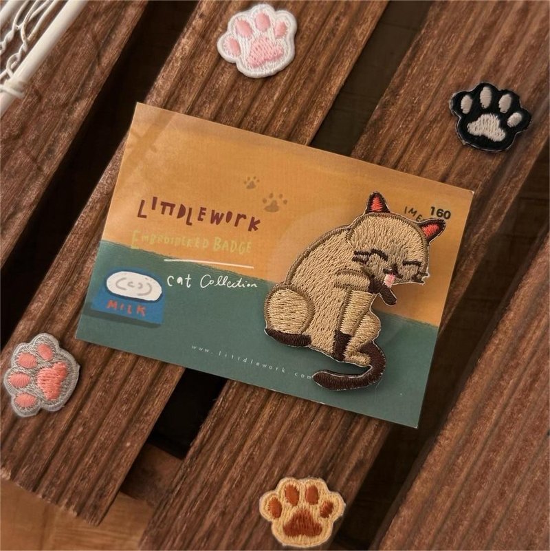 刺绣烫贴/别针 | 猫咪 - 舔手手暹罗 | Littdlework - 徽章/别针 - 绣线 多色