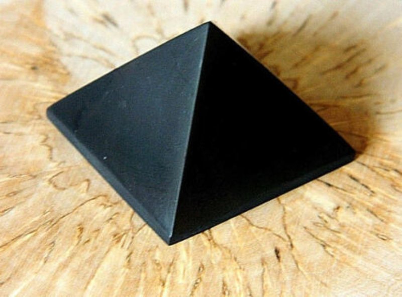 Shungite polished pyramid, black natural stone, healing chakra - 摆饰 - 石头 黑色