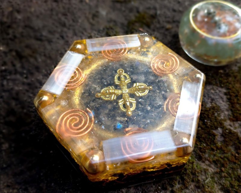 十字金刚杵奥刚能量塔 | 六边形水晶铜珠透石膏 | 奥刚能量 - 摆饰 - 水晶 金色