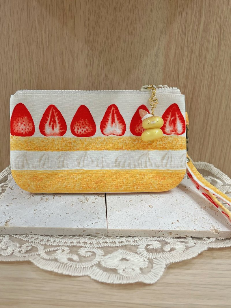 【玫泥手作】草莓蛋糕双层夹链包 × 舒芙蕾宝宝吊饰 - 化妆包/杂物包 - 棉．麻 卡其色