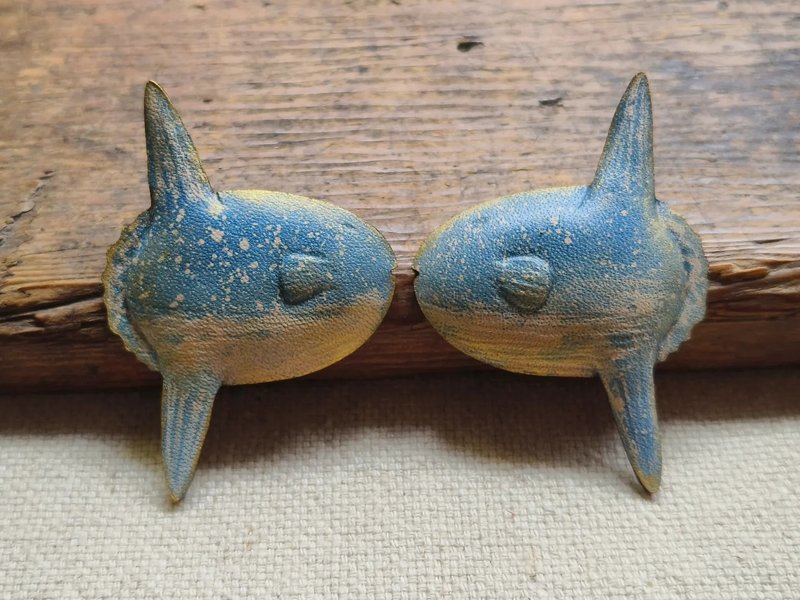 【翻车鱼/单支】手染皮革/曼波鱼/海洋生物/潜水/冲浪/别针 - 钥匙链/钥匙包 - 真皮 蓝色