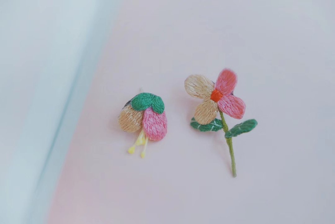 立体刺绣小花束 鹿栗塔手工刺绣耳钉可定制耳夹 - 耳环/耳夹 - 绣线 粉红色
