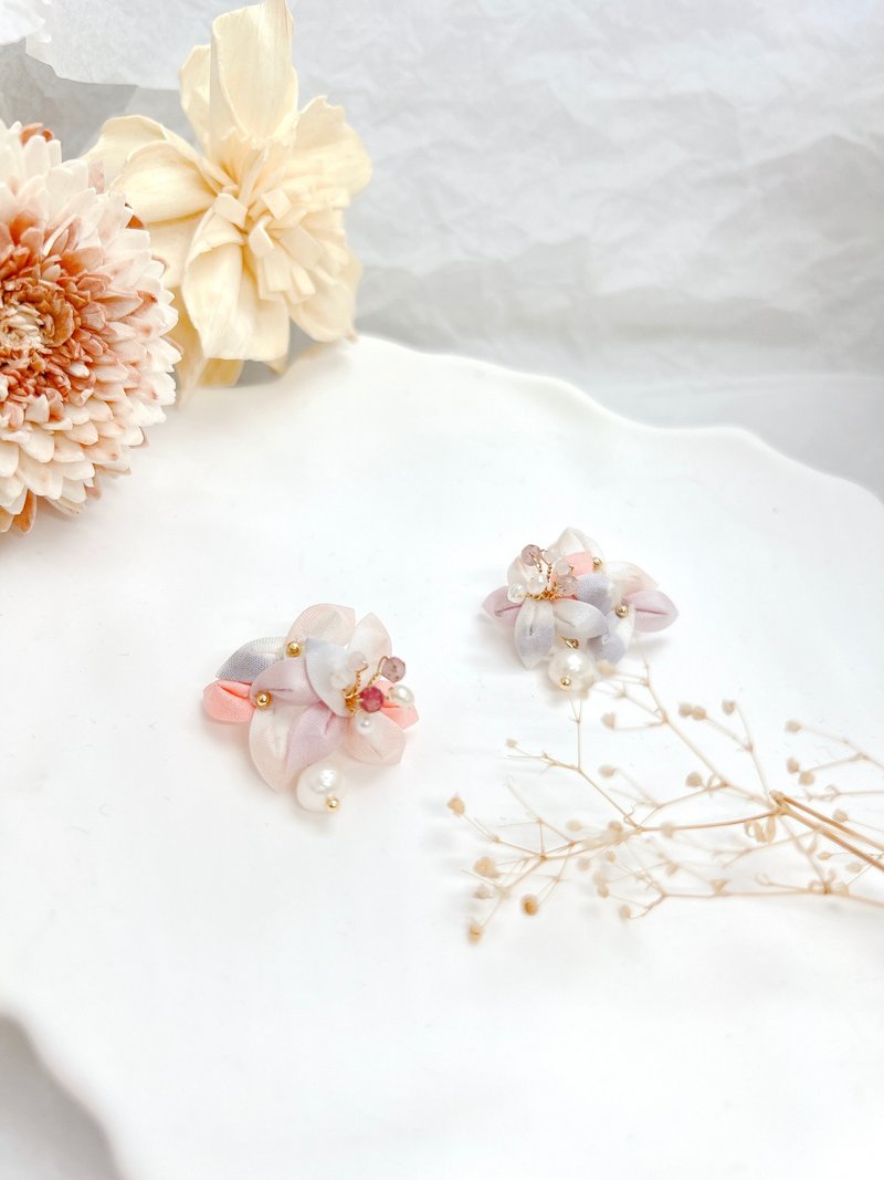 【真丝布花】草莓晶珍珠真丝细工布花 耳针耳夹耳环 - 耳环/耳夹 - 丝．绢 粉红色
