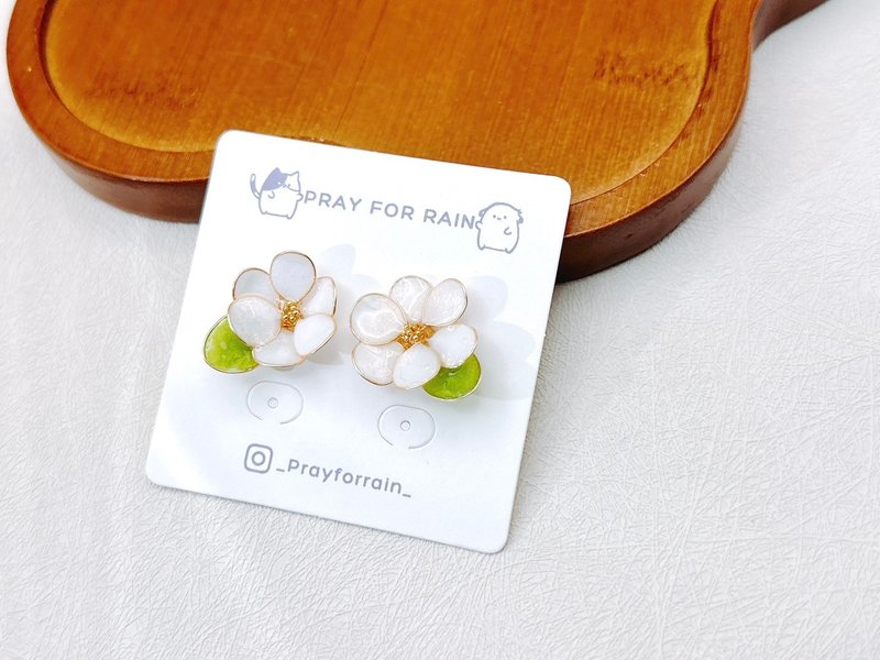 山茶花开 / 手作水晶花饰品 - 耳环/耳夹 - 树脂 