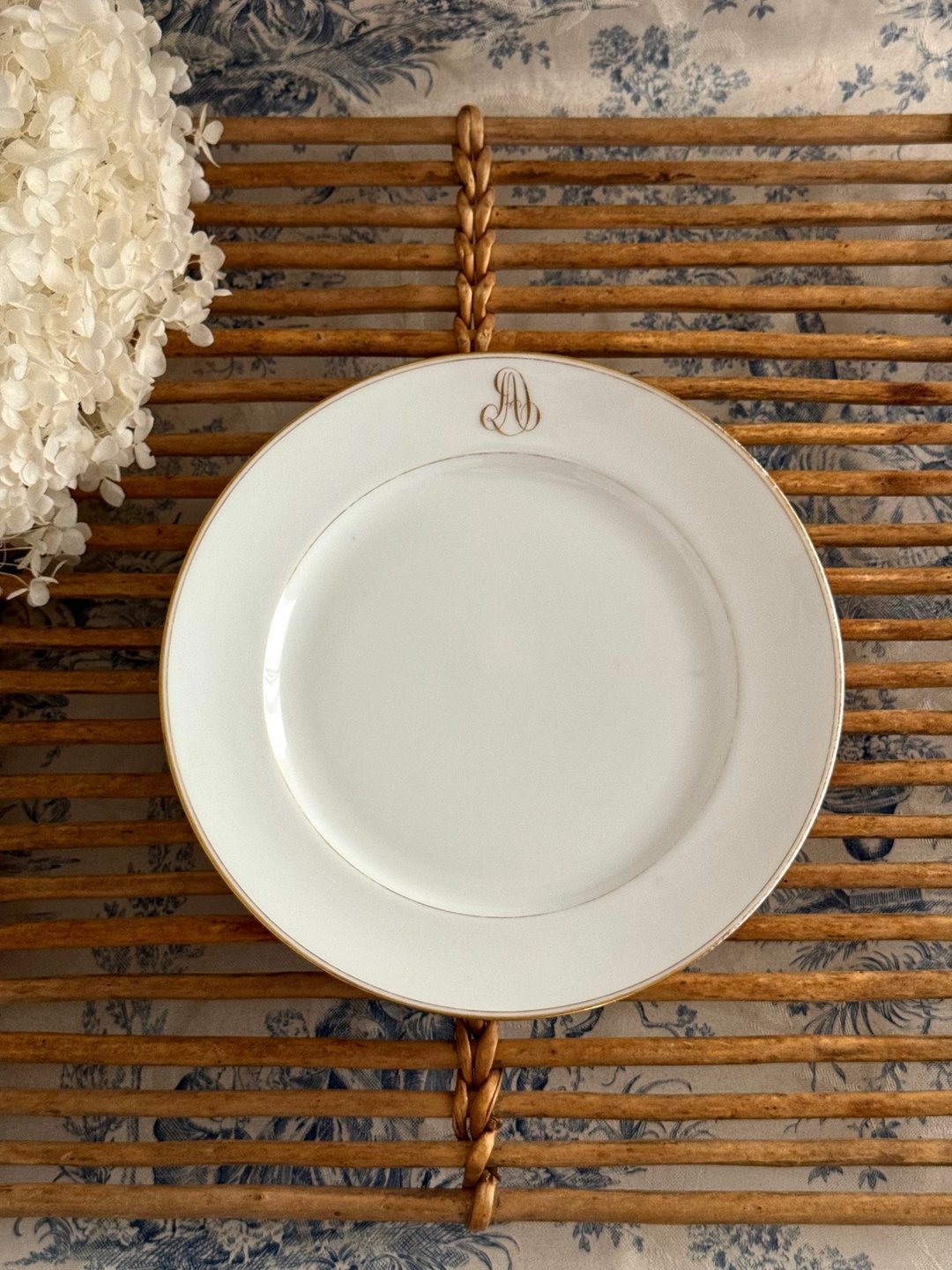 40499-法国拿破仑三世时期鎏金饰纹家徽浅餐盘22.5cm - 盘子/餐盘/盘架 - 瓷 